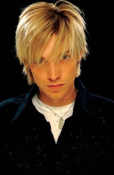 Alex Band thick blonde hairstyle. Though Alex Band kept a long hair but it 