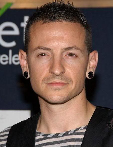 Cool short hairstyle from Chester Bennington.