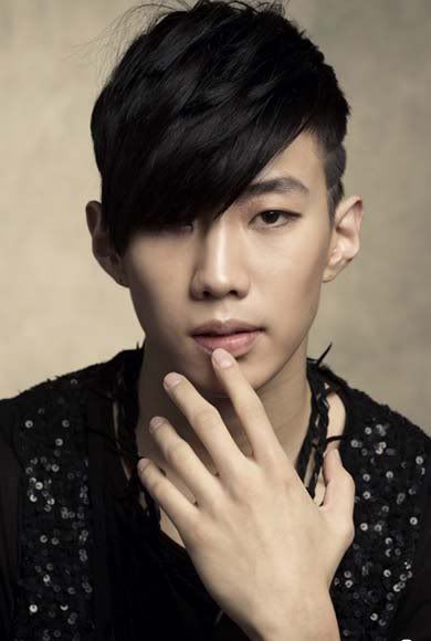 Park Jaebeom bangs hairstyle. Photo by Ask Actor .