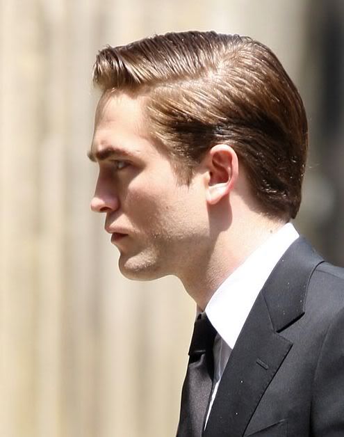 Robert Pattinson side parted hair photo.