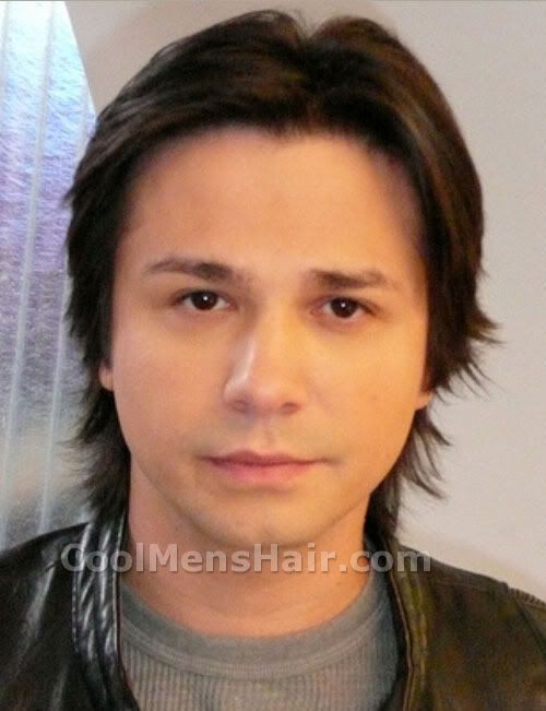 Freddy Rodriguez shaggy hairstyle for men with round face.