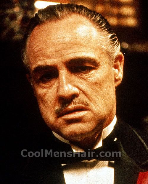 Imagem de Marlon Brando em O Poderoso Chefão penteado. 