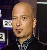 Photo of Howie Mandel bald head.