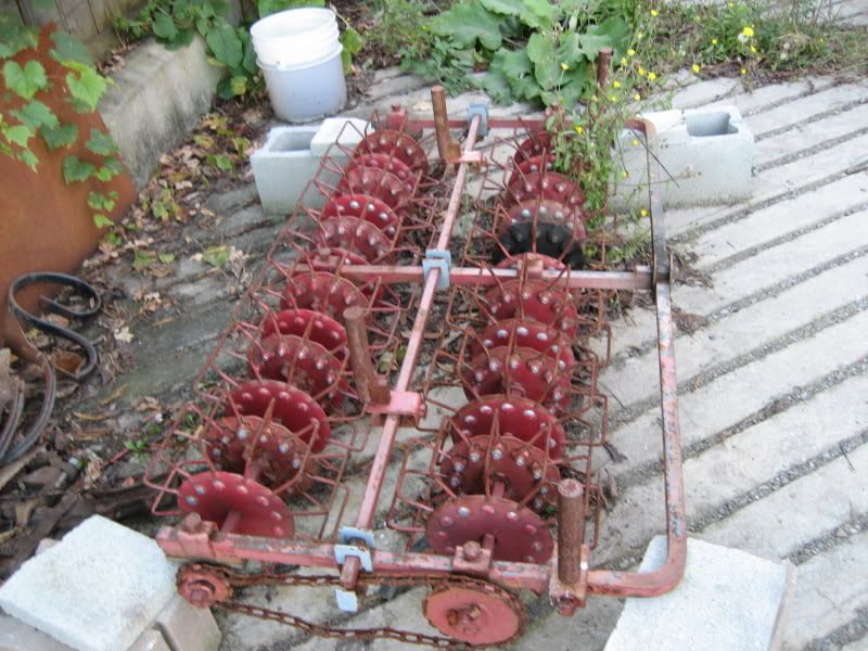 Implement Belly mounted basket weeder Farmall Cub