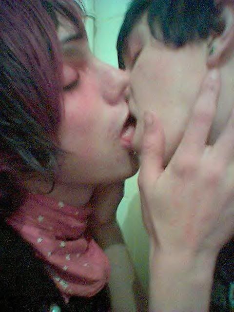 emo boys kissing emo girls. Emo Boys Kissing