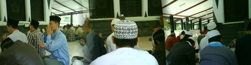 saat berziarah setelah khataman quran, kami berdoa ziarah